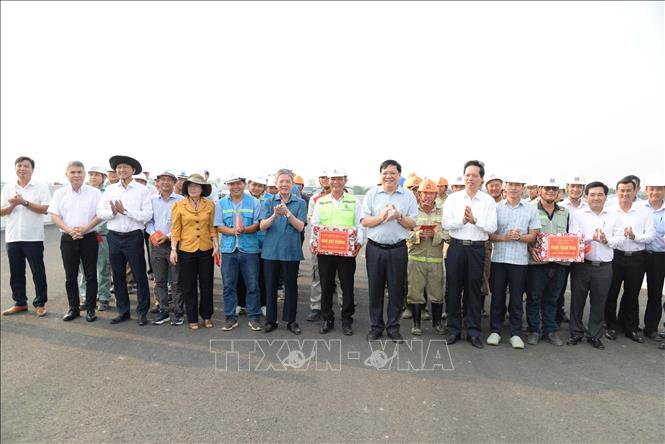 Lãnh đạo tỉnh Đồng Tháp tặng quà, chúc Tết công nhân tham gia thi công Dự án. Ảnh: Công Trí-TTXVN
