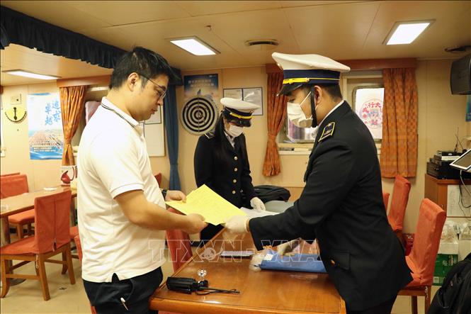 Trung tâm Kiểm dịch Y tế quốc tế Hải Phòng kiểm tra các tàu từ Ấn Độ cập cảng Hải Phòng. Ảnh: Hoàng Ngọc – TTXVN 