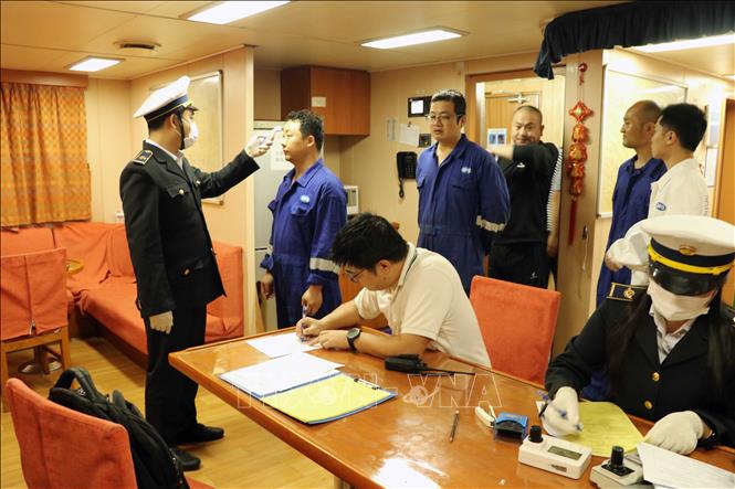 Trung tâm Kiểm dịch Y tế quốc tế Hải Phòng kiểm tra nhiệt độ cơ thể thuyền viên trên các tàu từ Ấn Độ cập cảng Hải Phòng. Ảnh: Hoàng Ngọc – TTXVN 