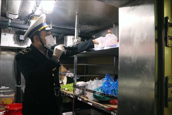 Trung tâm Kiểm dịch Y tế quốc tế Hải Phòng kiểm tra các tàu từ Ấn Độ cập cảng Hải Phòng. Ảnh: Hoàng Ngọc – TTXVN 