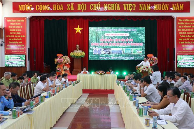 Hội nghị chuyên đề về quản lý, bảo vệ rừng, đất rừng và phòng, chống săn bắt chim yến. Ảnh: Công Thử - TTXVN