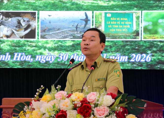 Ông Nguyễn Danh - Chi cục trưởng Chi cục Kiểm lâm tỉnh Khánh Hòa báo cáo tại hội nghị. Ảnh: Công Thử - TTXVN