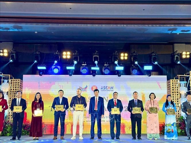 Lãnh đạo tỉnh Gia Lai nhận Giải thưởng “Đô thị du lịch sạch ASEAN 2026” từ Ban tổ chức. Ảnh: TTXVN phát