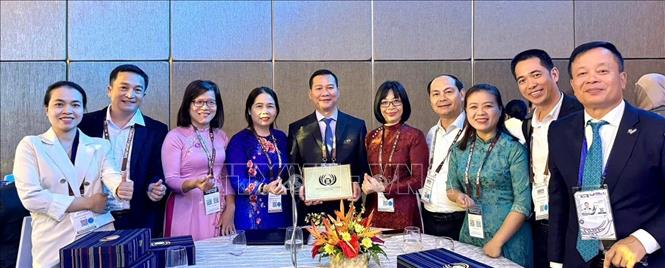 Lãnh đạo tỉnh Gia Lai nhận Giải thưởng “Đô thị du lịch sạch ASEAN 2026” từ Ban tổ chức. Ảnh: TTXVN phát
