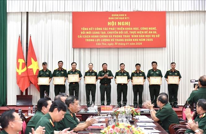 Thiếu tướng Nguyễn Văn Tiền, Phó Tư lệnh Quân khu 9 trao Bằng khen cho tập thể, cá nhân có thành tích xuất sắc. Ảnh: TTXVN phát