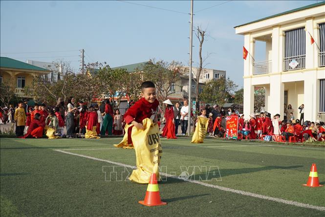 Học sinh trường Tiểu học Thu Thủy trải nghiệm các trò chơi dân gian truyền thống như nhảy bố, cầu kheo, đẩy gậy. Ảnh: Bích Huệ - TTXVN                              