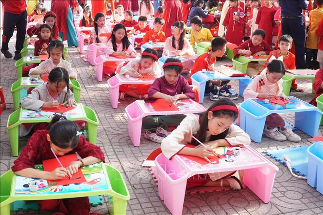 Ngày hội Xuân yêu thương tại Trường Tiểu học Thu Thủy có nhiều hoạt động trải nghiệm ý nghĩa. Ảnh: Bích Huệ - TTXVN                           