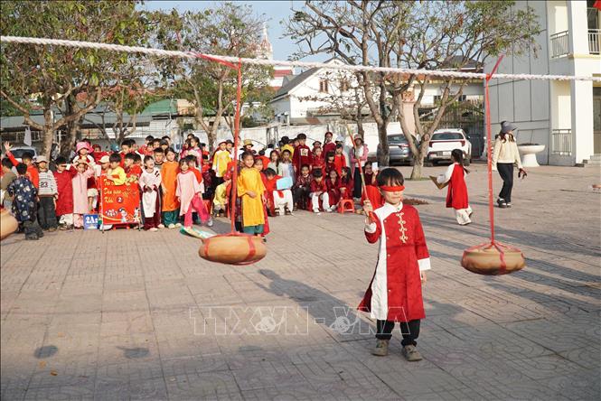 Học sinh trường Tiểu học Thu Thủy trải nghiệm các trò chơi dân gian truyền thống như nhảy bố, cầu kheo, đẩy gậy, đập niêu. Ảnh: Bích Huệ - TTXVN                                        