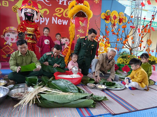 Ngày hội xuân không chỉ mang đến niềm vui mà còn lan tỏa thông điệp sâu sắc về tình người, sự sẻ chia và niềm tin vào một năm mới hạnh phúc, gặt hái nhiều thành tích trong dạy và học. Anh: Bích Huệ - TTXVN