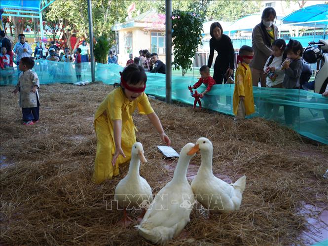 Trải nghiệm trò chơi bịt mắt bắt vịt của học sinh trường Mầm non Nghi Phú. Ảnh: Bích Huệ - TTXVN