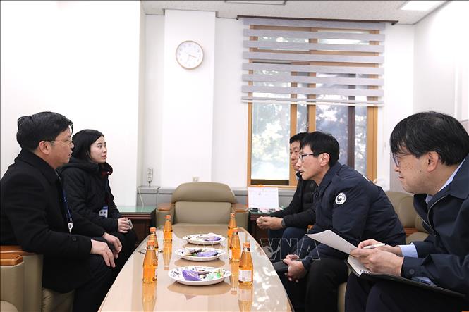 Đoàn công tác của Đại sứ quán Việt Nam tại Hàn Quốc do Tham tán Công sứ Nguyễn Thị Thái Bình làm việc với lãnh đạo Trại tạm giam Hwaseong. Ảnh: Khánh Vân - TTXVN tại Hàn Quốc