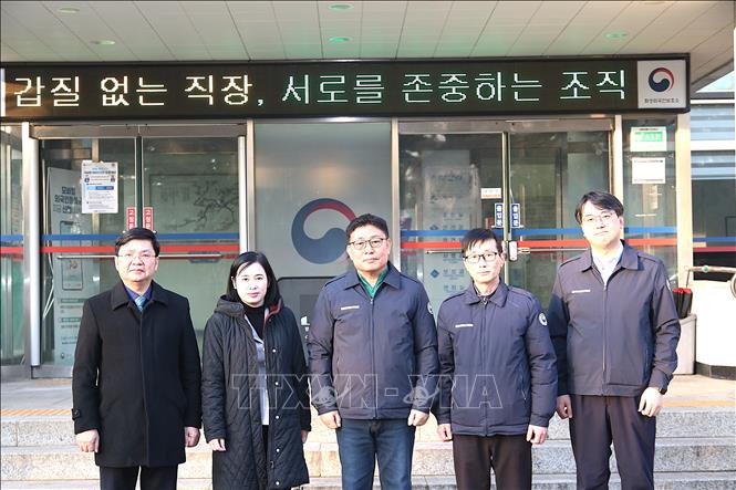 Lãnh đạo ĐSQ Việt Nam chụp ảnh cùng Lãnh đạo Trại Hwaseong. Ảnh: Khánh Vân - TTXVN tại Hàn Quốc