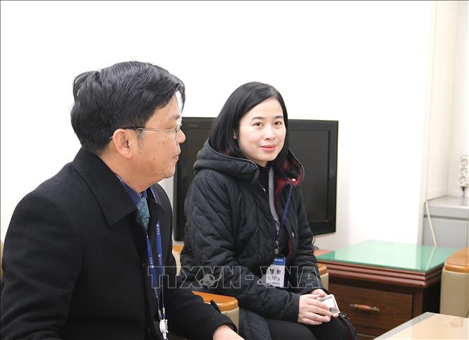 Tham tán Công sứ Nguyễn Thị Thái Bình (phải) tại buổi làm việc. Ảnh: Khánh Vân - TTXVN tại Hàn Quốc