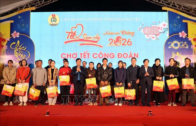 Lãnh đạo Tổng Liên đoàn Lao động Việt Nam tặng quà cho công nhân, người lao động có hoàn cảnh khó khăn. Ảnh: Trần Trang-TTXVN 