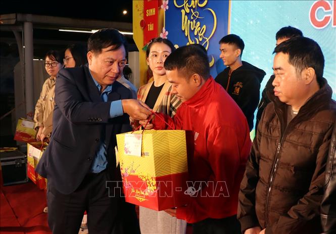 Tặng quà cho đoàn viên, người lao động có hoàn cảnh khó khăn. Ảnh: Trần Trang -TTXVN 