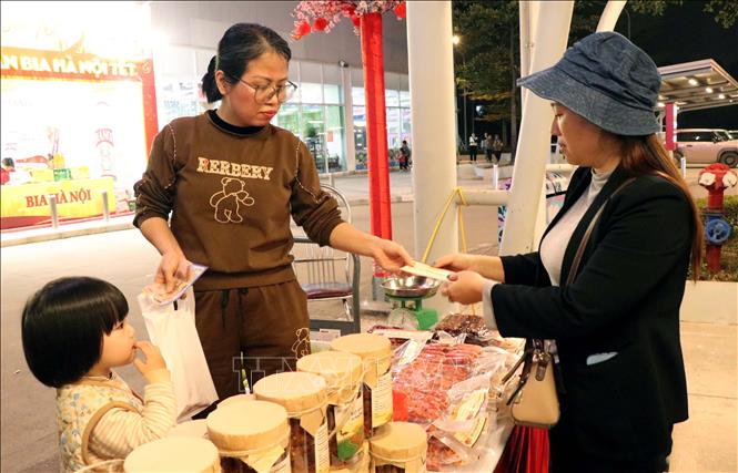 Người lao động mua hàng tại Chợ Tết Công đoàn Thái Nguyên năm 2026. Ảnh: Trần Trang -TTXVN 