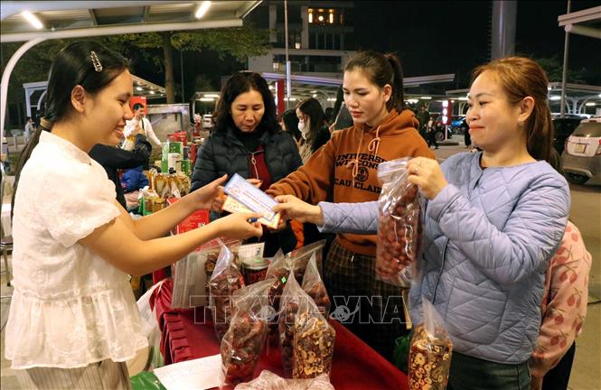 Người lao động sử dụng voucher do Liên đoàn Lao động tỉnh tặng để mua hàng hóa. Ảnh: Trần Trang-TTXVN  