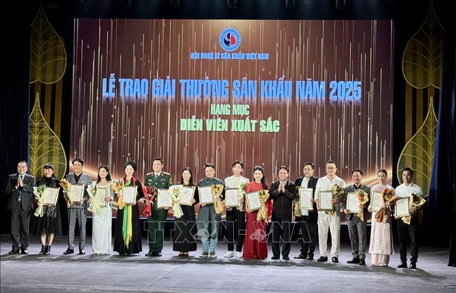 Ban tổ chức trao Giải Diễn viên xuất sắc cho các nghệ sĩ. Ảnh: Phương Lan - TTXVN 