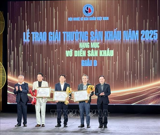 Ban tổ chức trao Giải B Giải Vở diễn sân khấu xuất sắc cho các đơn vị. Ảnh: Phương Lan - TTXVN 