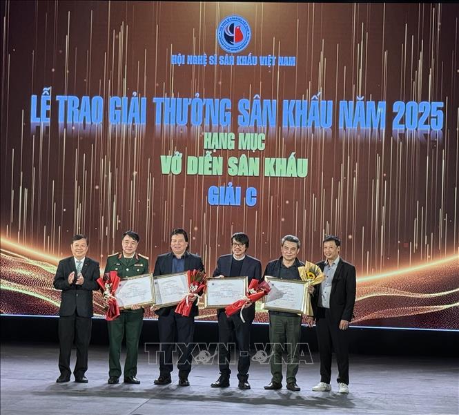 Ban tổ chức trao Giải C Giải Vở diễn sân khấu xuất sắc cho các đơn vị. Ảnh: Phương Lan - TTXVN 