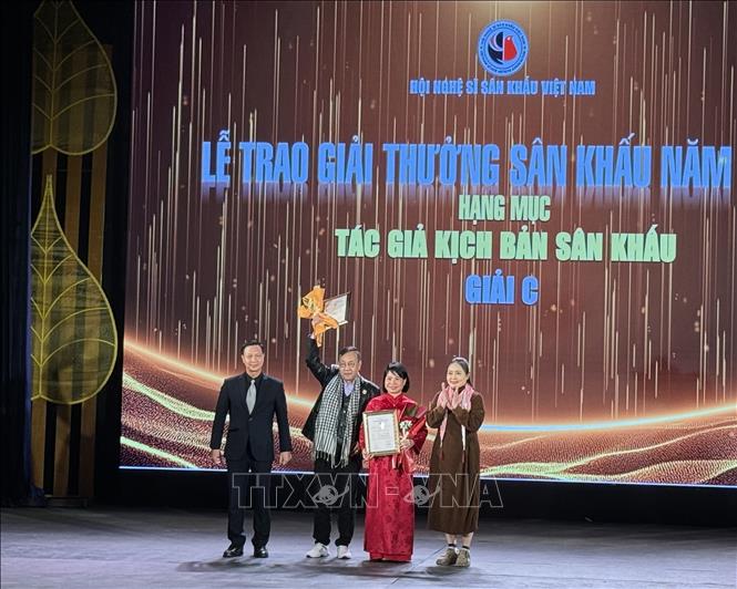 Ban tổ chức trao Giải Tác giả kịch bản sân khấu xuất sắc cho các tác giả. Ảnh: Phương Lan - TTXVN 