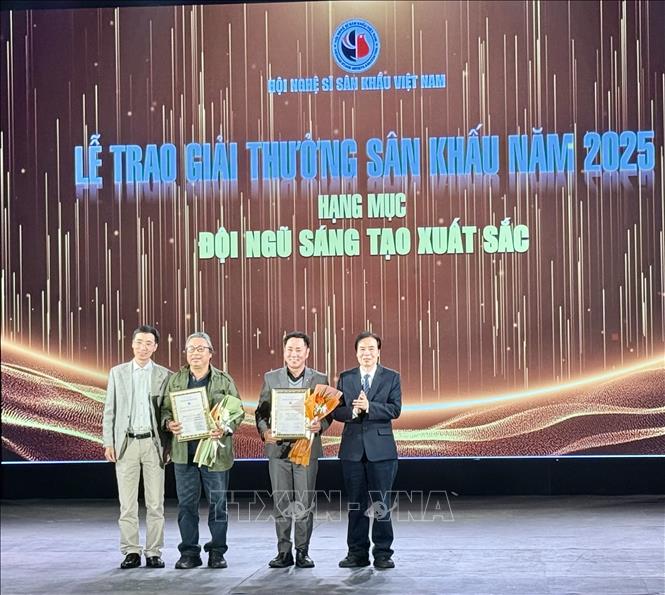 Ban tổ chức trao Giải Đội ngũ sáng tạo xuất sắc cho các nghệ sĩ. Ảnh: Phương Lan - TTXVN 