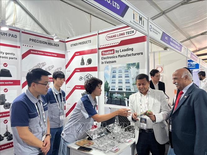 Ông N. Srinivasa Murthy, Lãnh sự Danh dự Việt Nam tại Bangalore (mặc áo đen) và các đại biểu tham quan khu gian hàng Việt Nam. Ảnh do Thương vụ Việt Nam cung cấp/TTXVN phát