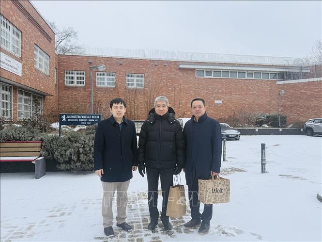 Đại sứ Nguyễn Đắc Thành thăm trại giam giữ thanh thiếu niên tại Berlin. Ảnh: Thu Hằng - Phóng viên TTXVN tại Đức