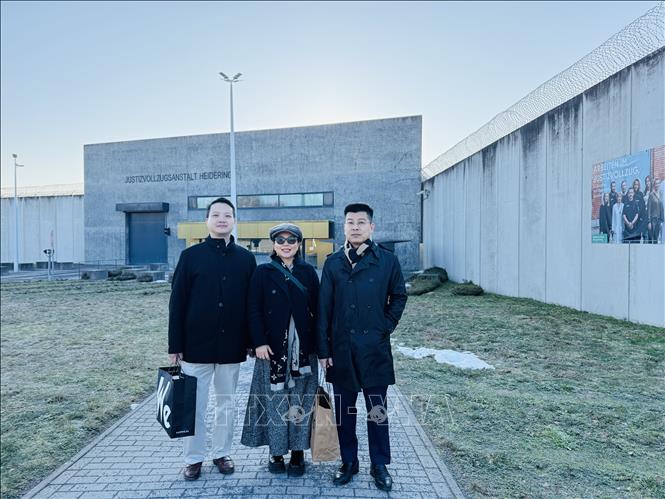 Tham tán Công sứ Đặng Hoàng Linh (trái) thăm trại giam Heidering ở Großbeeren. Ảnh: Thu Hằng - Phóng viên TTXVN tại Đức 