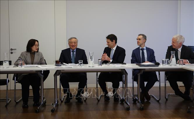 Phó Thủ tướng Thường trực Nguyễn Hòa Bình làm việc với Ban Lãnh đạo Hiệp hội công nghiệp Thụy Sỹ (Swissmem). Ảnh: Anh Hiển - PV TTXVN tại Thụy Sĩ 