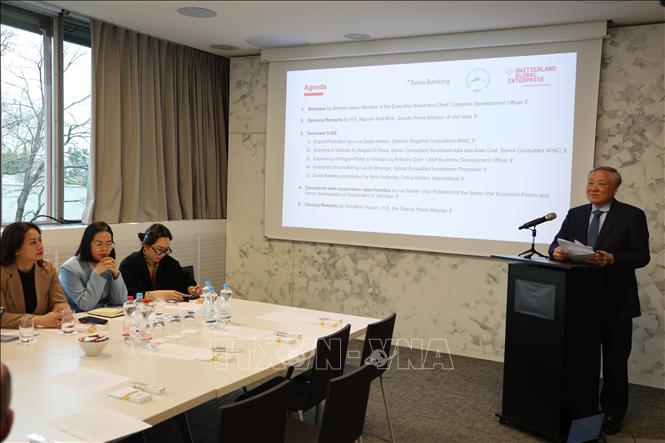 Phó Thủ tướng Thường trực Nguyễn Hòa Bình phát biểu tại trụ sở của Hiệp hội doanh nghiệp Thụy Sỹ toàn cầu (Swiss Global Enterprise-SGE). Ảnh: Anh Hiển - PV TTXVN tại Thụy Sĩ 