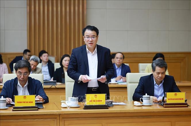 Thứ trưởng Bộ Tài chính Trần Quốc Phương báo cáo tình hình triển khai Nghị quyết số 68-NQ/TW của Bộ Chính trị về phát triển kinh tế tư nhân. Ảnh: Dương Giang-TTXVN 