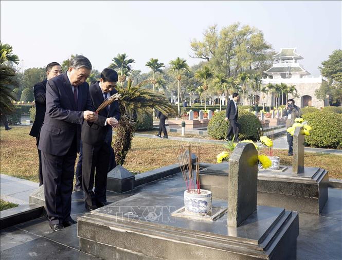 Tổng Bí thư Tô Lâm và Đoàn công tác Trung ương dâng hoa, dâng hương tưởng niệm Anh hùng liệt sĩ tại Nghĩa trang Liệt sĩ Quốc gia A1. Ảnh: Thống Nhất – TTXVN