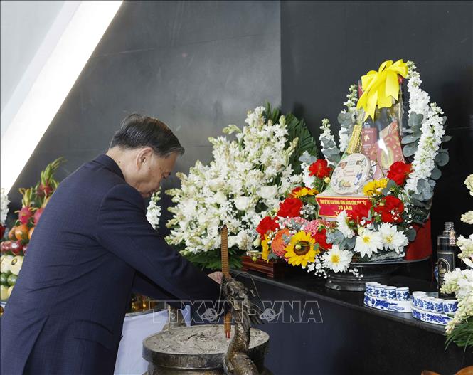 Tổng Bí thư Tô Lâm dâng hoa, dâng hương tưởng niệm Anh hùng liệt sĩ tại Nghĩa trang Liệt sĩ Quốc gia A1. Ảnh: Thống Nhất – TTXVN