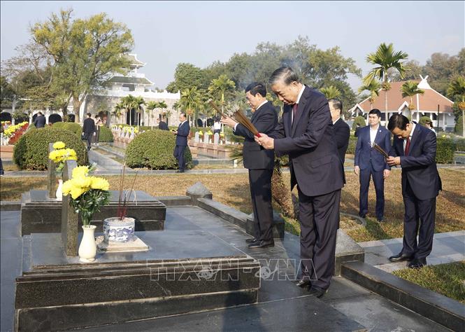 Tổng Bí thư Tô Lâm và Đoàn công tác Trung ương dâng hoa, dâng hương tưởng niệm Anh hùng liệt sĩ tại Nghĩa trang Liệt sĩ Quốc gia A1. Ảnh: Thống Nhất – TTXVN