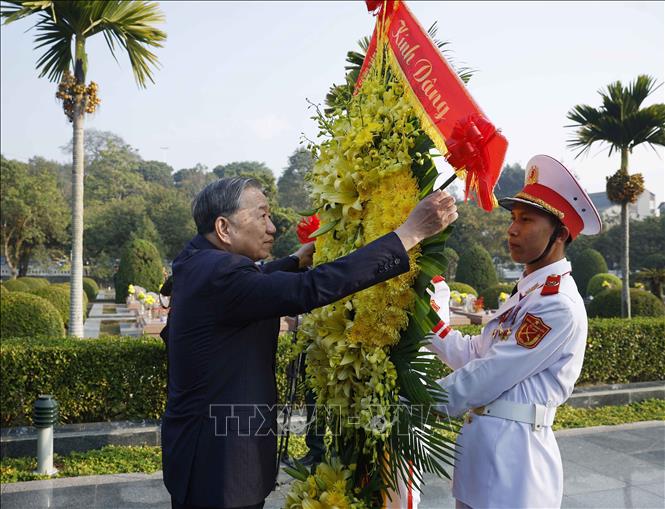 Tổng Bí thư Tô Lâm dâng hoa, dâng hương tưởng niệm Anh hùng liệt sĩ tại Nghĩa trang Liệt sĩ Quốc gia A1. Ảnh: Thống Nhất – TTXVN
