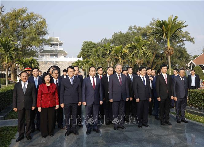 Tổng Bí thư Tô Lâm và Đoàn công tác Trung ương dâng hoa, dâng hương tưởng niệm Anh hùng liệt sĩ tại Nghĩa trang Liệt sĩ Quốc gia A1. Ảnh: Thống Nhất – TTXVN