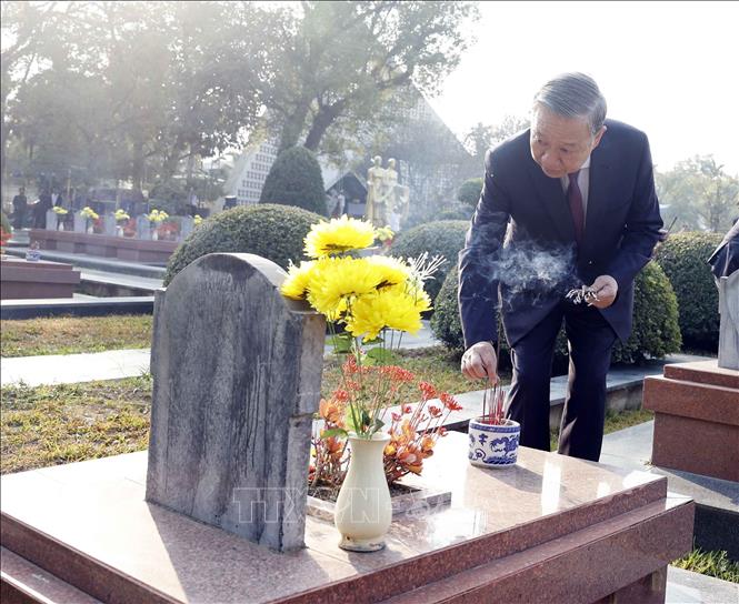 Tổng Bí thư Tô Lâm dâng hoa, dâng hương tưởng niệm Anh hùng liệt sĩ tại Nghĩa trang Liệt sĩ Quốc gia A1. Ảnh: Thống Nhất – TTXVN