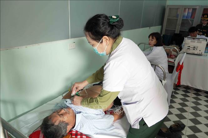 Các y, bác sĩ thăm khám cho người dân vùng biên xã Hương Xuân. Ảnh: Hữu Quyết - TTXVN