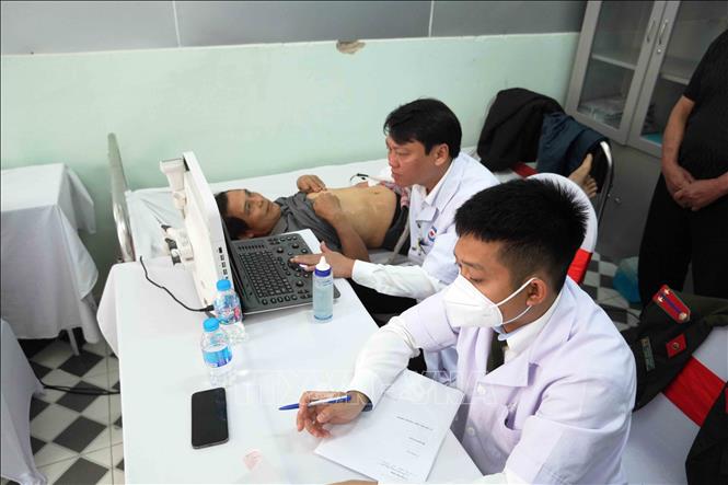 Các y, bác sĩ thăm khám cho người dân vùng biên xã Hương Xuân. Ảnh: Hữu Quyết - TTXVN