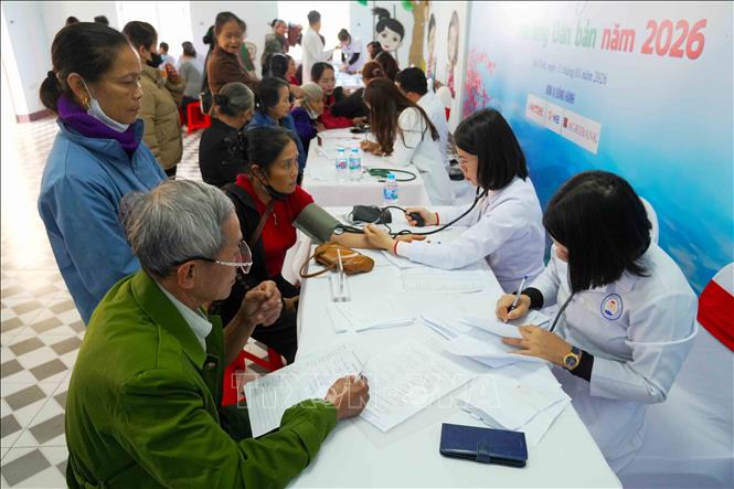 Người dân tham gia khám bệnh tại chương trình. Ảnh: Hữu Quyết - TTXVN