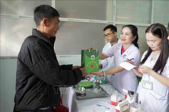 Cấp phát thuốc miễn phí cho người dân tại xã biên giới Hương Xuân. Ảnh: Hữu Quyết - TTXVN