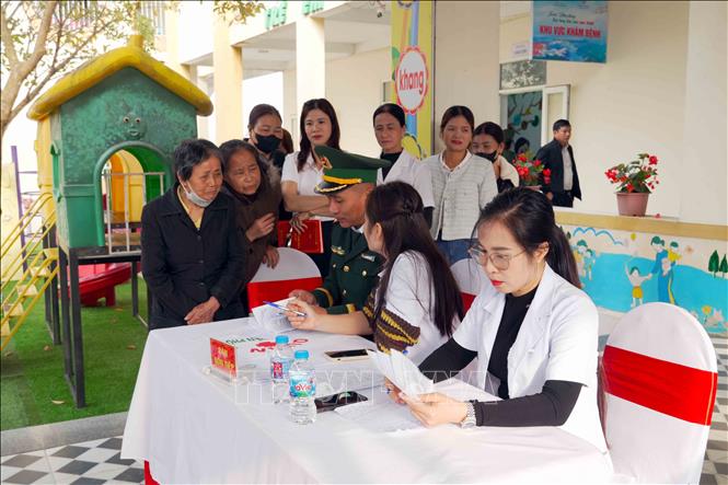 Người dân đăng kí tham gia chương trình khám chữa bệnh do biên phòng tổ chức. Ảnh: Hữu Quyết - TTXVN