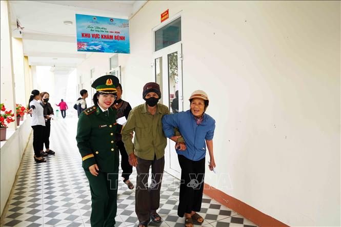 Người dân xã Hương Xuân tham gia chương trình khám chữa bệnh do lực lượng biên phòng tổ chức. Ảnh: Hữu Quyết - TTXVN