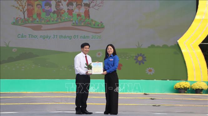 Chị Lư Thị Ngọc Anh, Phó Chủ tịch Ủy ban Mặt trận Tổ quốc Việt Nam thành phố, Bí thư Thành đoàn trao thư cảm ơn cho đơn vị đồng hành cùng sân chơi “Tet in my eyes” cho thiếu nhi. Ảnh: Hồng Thái - TTXVN