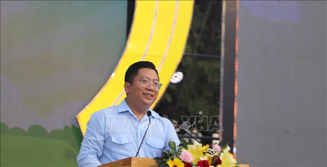Anh Trần Việt Tuấn, Phó Bí thư Thành đoàn, Chủ tịch Hội đồng Đội thành phố Cần Thơ, phát biểu tại chương trình. Ảnh: Hồng Thái - TTXVN