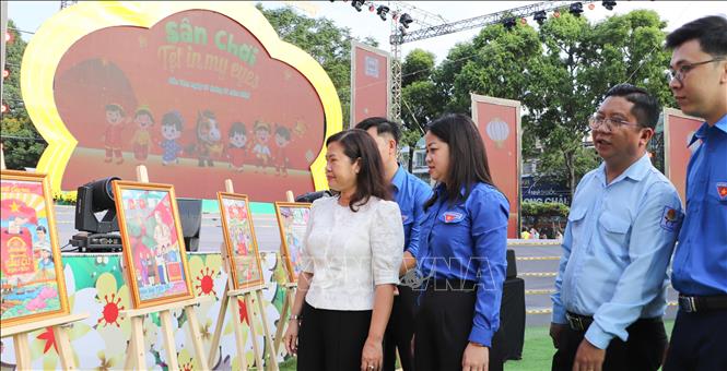 Lãnh đạo UBND thành phố, Thành đoàn xem các tác phẩm của thiếu nhi tại Hội thi vẽ tranh chào mừng bầu cử đại biểu Quốc hội khóa XVI và đại biểu Hội đồng nhân dân các cấp nhiệm kỳ 2026 - 2031. Ảnh: Hồng Thái - TTXVN