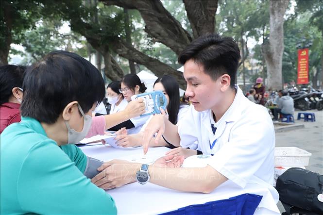 Chương trình quy tụ đội ngũ y, bác sĩ từ nhiều bệnh viện, viện chuyên ngành tuyến Trung ương như Bệnh viện K, Bạch Mai, Nội tiết Trung ương, Mắt Trung ương, Y học Cổ truyền Trung ương, Viện Dinh dưỡng Quốc gia, Bệnh viện Châm cứu Trung ương, Bệnh viện Phổi Trung ương, Bệnh viện Tai Mũi Họng Trung ương và Bệnh viện Giao thông Vận tải. Ảnh: Hạnh Quyên- TTXVN