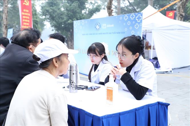 Tư vấn khám sức khoẻ cho người cao tuổi. Ảnh: Hạnh Quyên-TTXVN
