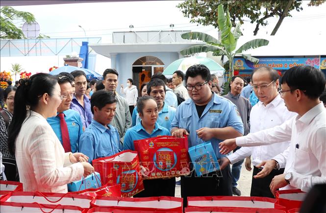 Người lao động mua hàng giảm giá và 0 đồng tại các gian hàng của chương trình. Ảnh: Phan Sáu - TTXVN